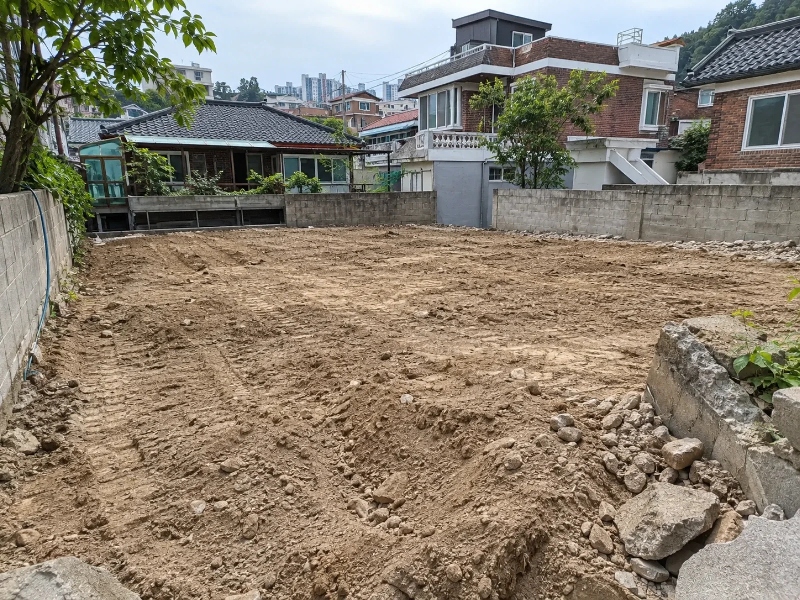 건물을 허물고 잔해를 치운 뒤 평평하게 고른 빈 땅